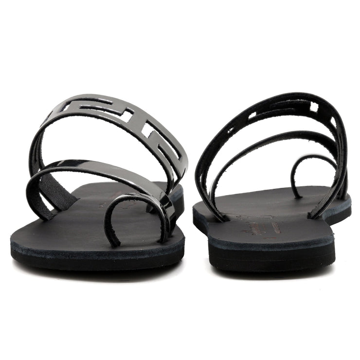 Emmanuela - handcrafted for you® Zehenringsandalen mit Mäandern "Spetses" aus Silber leder